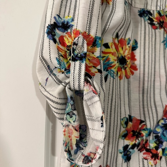 ✨LAST CHANCE✨ Floral and plaid light flannel shirt - Picture 4 of 6